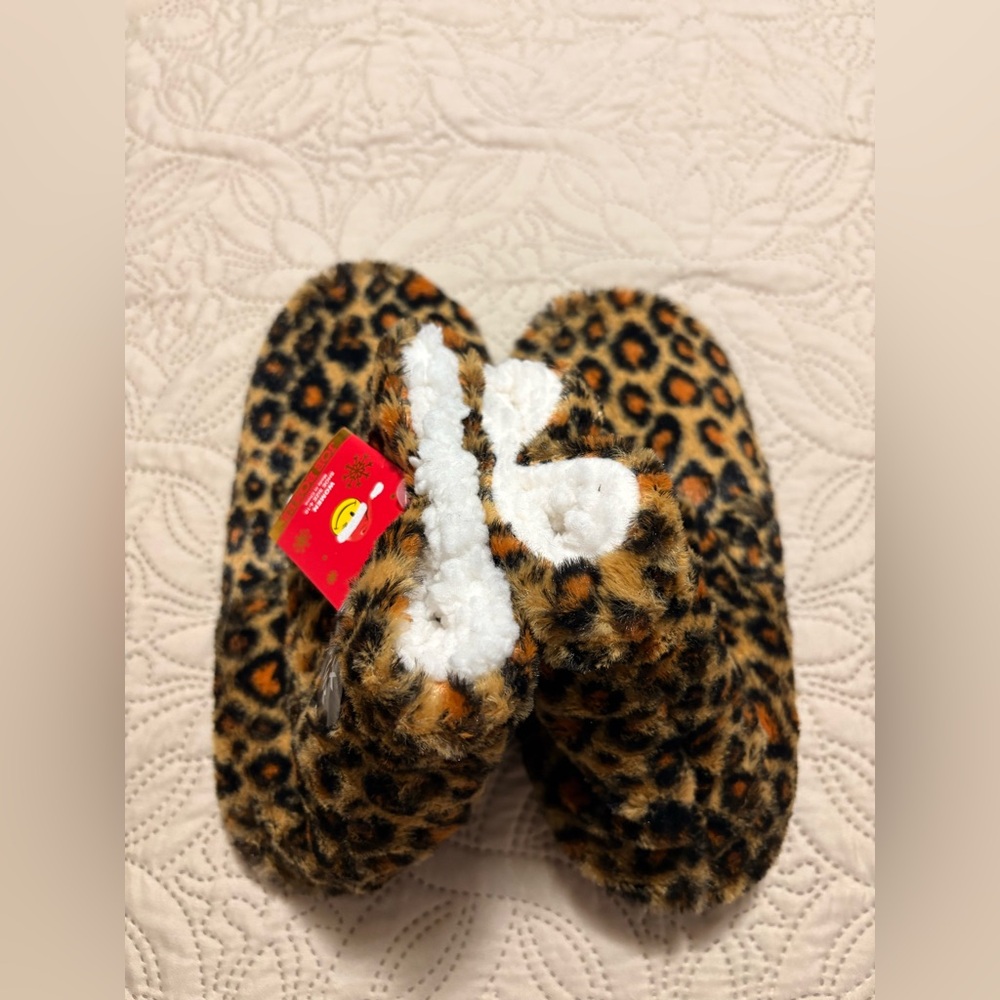 NWT faux fur comfortable sherpa-like lined slippers leopard print, shoe sz 4-10 - Picture 6 of 8